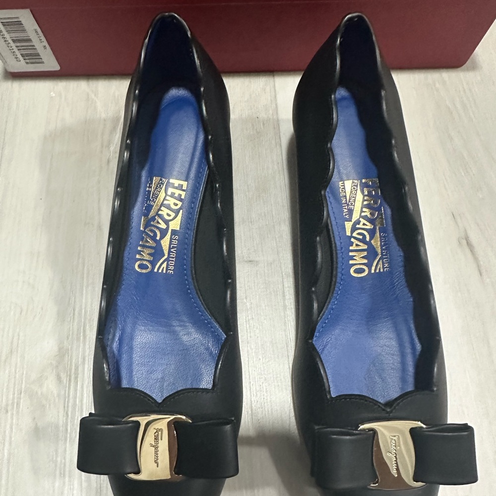 Salvatore Ferragamo Black Vara Shell Size 6